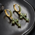 Detail van 18K vergulde kruisoorbellen met groene zirkonia en een vintage ontwerp - Goud Groen Zirconia