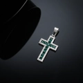 Pendentif croix en titane argenté avec zircon vert émeraude et cristaux blancs fins - Pendentif Croix Verte Seule (Sans Chaîne)