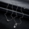 Colliers argentés avec pendentifs rectangulaires et anneaux sur fond cuir noir - Groupe de Style Colliers Superposés (L1045 A+B)