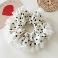 Detail eines floralen Spitzen-Scrunchies mit doppelter Netzkante und cremefarbenem Stoff - Beige Floral
