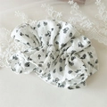 Dettaglio dell'elastico floreale coreano in cotone bianco con motivi floreali neri - Cotone Floreale Bianco