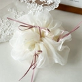 Dettaglio dell'elastico in organza bianca con nastri rosa e fiocchi eleganti - Bianco Sporco