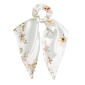 Coletero de satén floral con cintas largas en blanco perla y estampado de peonías - Cinta Peonía Blanca