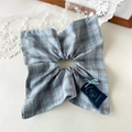 Detalle de coletero de cuadros azul claro con etiqueta de oso sobre fondo encaje - Cuadros de Línea Marrón Azul Claro (Estilo C)