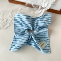 Primer plano de un coletero de tela a rayas azul claro con etiqueta hecha a mano - Rayas Horizontales Azul Claro (Estilo B)