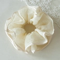 Eleganter cremefarbener Mesh-Scrunchie mit Satinrand und Lagen-Oversize-Design - Gebrochenes Weiß