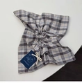Coletero de cuadros beige y azul con lazo y una etiqueta de marca azul oscuro tejida - Estilo de Serpentina a Cuadros Beige Azul Gris (Estilo D)