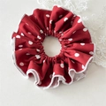 Dettaglio dell'elastico scrunchie rosso a pois con bordi bianchi e tessuto morbido - Scrunchie a Pois Rossi