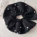 Elegante elastico per capelli nero a pois con perle bianche e chiffon arricciato - Nero