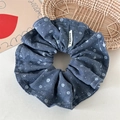 Scrunchie in denim blu a pois bianchi con etichetta tessuta su sfondo chiaro - Elastico per Capelli Floreale / Scrunchie Denim Blu Scuro
