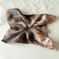 Detailansicht eines großen Satin-Scrunchie mit braun-blauem Marmor-Druck auf Spitze - Ölgemälde Kaffeebraun