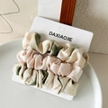 Détail d'un lot de chouchous en satin rose et beige texturé sur carte d'affichage - Parure 3 Pièces Vert