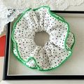 Detalle de coletero grande blanco de lunares con costura de borde verde vibrante - Blanco con puntos negros borde verde