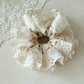 Dettaglio del tessuto floreale interno e dei volant in pizzo bianco dello scrunchie - Floreale Pizzo Festonato Bordo Bianco