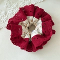 Dettaglio del pizzo ricamato rosso e del tessuto floreale su un elastico scrunchie - Rosso Vino Pizzo Festonato