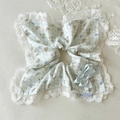 Dettaglio di un elastico per capelli a quadretti blu con orsetti e fiocco in raso - Orso