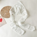 Detail van witte gehaakte hoofddoek met delicate opengewerkte patronen in retrostijl - Wit Roze Lint