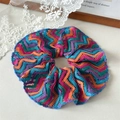 Dettaglio di elastico per capelli in maglia colorata con motivo a onde e trama elastica - A Strisce Multicolore Blu