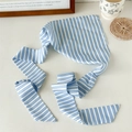 Dettaglio del nastro foulard in seta a righe blu e bianche per capelli e borse - Nastro Lungo a Righe Larghe Blu e Bianche