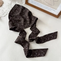 Dettaglio della bandana in chiffon floreale con lunghi nastri su sfondo estetico neutro - Chiffon Marrone Lunga