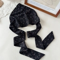 Vista piatta di un foulard vintage in chiffon a fiori con lunghi nastri rosa - Chiffon Nero Lunga