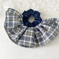 Detailopname van een grote geruite marineblauwe satijnen scrunchie op wit kant - Navy Blue Semicircle