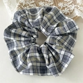 Detail van een grote scrunchie met een grijs en geel vintage ruitjespatroon van katoen - Scrunchie Navy Blue