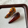 Detail of teardrop acetate hair clips with tortoiseshell pattern and gold handmade logo - Coffee Multicolor