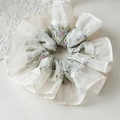 Detalle de coletero de gasa floral con volantes dobles de organza en color blanco crema - Floral Verde Claro