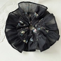 Detalle de un coletero de organza negra con estampado floral y bordes con volantes - Floral Negro