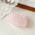 Détail de pince à cheveux rose en forme de coquillage avec texture nacrée brillante - Coquillage Rose