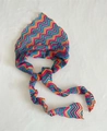 Kleurrijke gehaakte hoofddoek met levendige zigzagstrepen en golvende rand - Blauw Golfpatroon