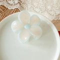 Pinza de pelo con forma de flor en tonos crema y menta sobre un plato blanco - Pinza de Flor Blanco Roto (Borde Azul) 7.5cm