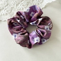 Lila Satin-Haargummi mit zartem weißen und blauen Blumenmuster für einen eleganten Look - Ölgemälde Purpurrot (Haargummi)