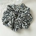 Dettaglio di un elastico per capelli a fiori in morbido chiffon e pizzo decorativo - 19cm / Bianco (FQ4450)