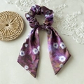 Violetter geblümter Satin-Scrunchie mit langen Bändern im französischen Vintage-Stil - Ölgemälde Purpurrot (Streamer Haargummi)