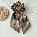 Eleganter Van Gogh Stil Satin Haargummi mit langen Bändern in braunem Ölgemälde - Ölgemälde Braun (Streamer Haargummi)