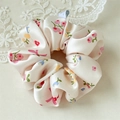 Chouchou en satin fleuri avec motifs pastels sur fond de dentelle blanche - Floral Multicolore