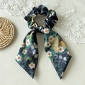 Haargummi mit Bändern und weiß-orangem Blumenmuster auf dunkelgrünem Satin-Stoff - Ölgemälde Grün (Streamer Haargummi)
