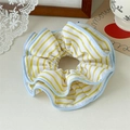 Detail van geel en blauw gestreepte stoffen scrunchie op een decoratieve esthetische basis - Dubbellaagse Slanke Taille