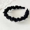 Dettaglio di un cerchietto nero plissettato in tulle con perline e denti antiscivolo - Nero