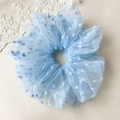 Detail van lichtblauwe mesh haarscrunchie met zoete hartjespatronen voor haarstyling - Blauw hart