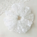 Detailweergave van een grote witte mesh haarelastiek met elegante hartjes borduurpatronen - Wit Hart