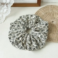 Eleganter großer Haarband aus Stoff mit Blumenmuster in Beige und schwarzen Blütendetails - Groß Blumenmuster