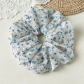 Dettaglio di elastico scrunchie in chiffon paisley su pizzo e stuoia di paglia - Stile Paisley Blu (FQ4497) / Paisley Blu