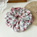 Detailaufnahme des floralen Haargummis mit rosa Blüten auf weichem Faltenstoff - 18cm / Vintage Floral