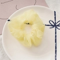 Chouchou en organza jaune clair avec perles blanches sur une assiette en céramique - Jaune Perle