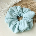 Elastico per capelli azzurro oversize con texture pieghettata su base in rattan - Blu