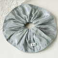 Coletero de satén gris extragrande elegante con acabado sedoso y etiqueta de flor - Azul