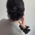 Elastico per capelli blu navy a fiori con pieghe fitte per acconciature e polso stile retro - Stile a Vita / Nero Floreale